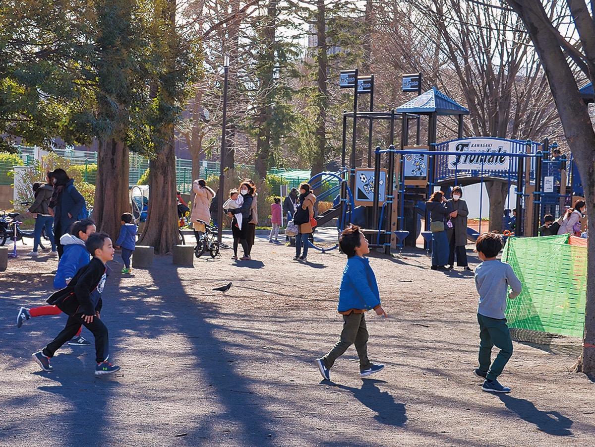 休校で公園にぎわう