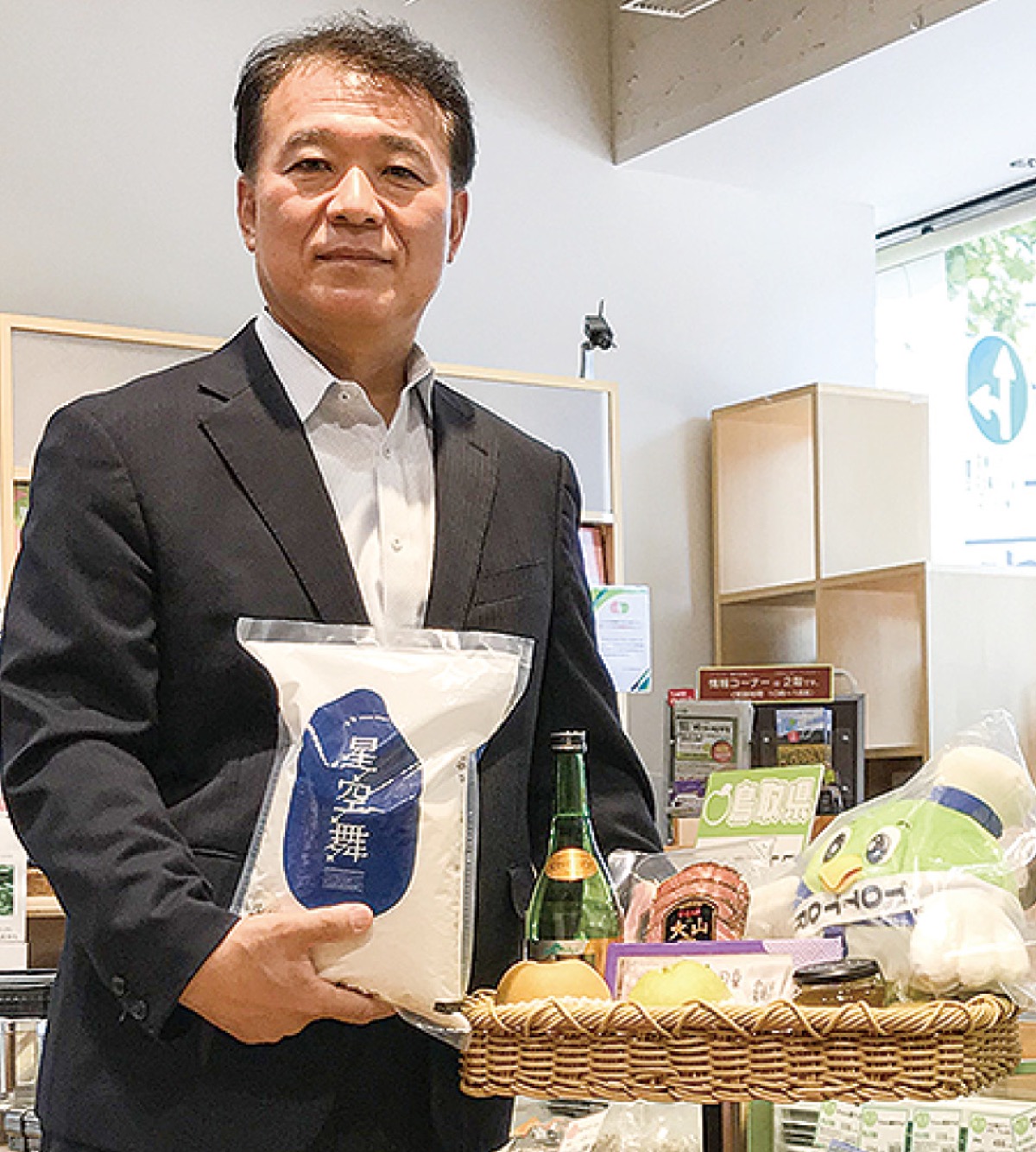 名産品を手にする谷長本部長