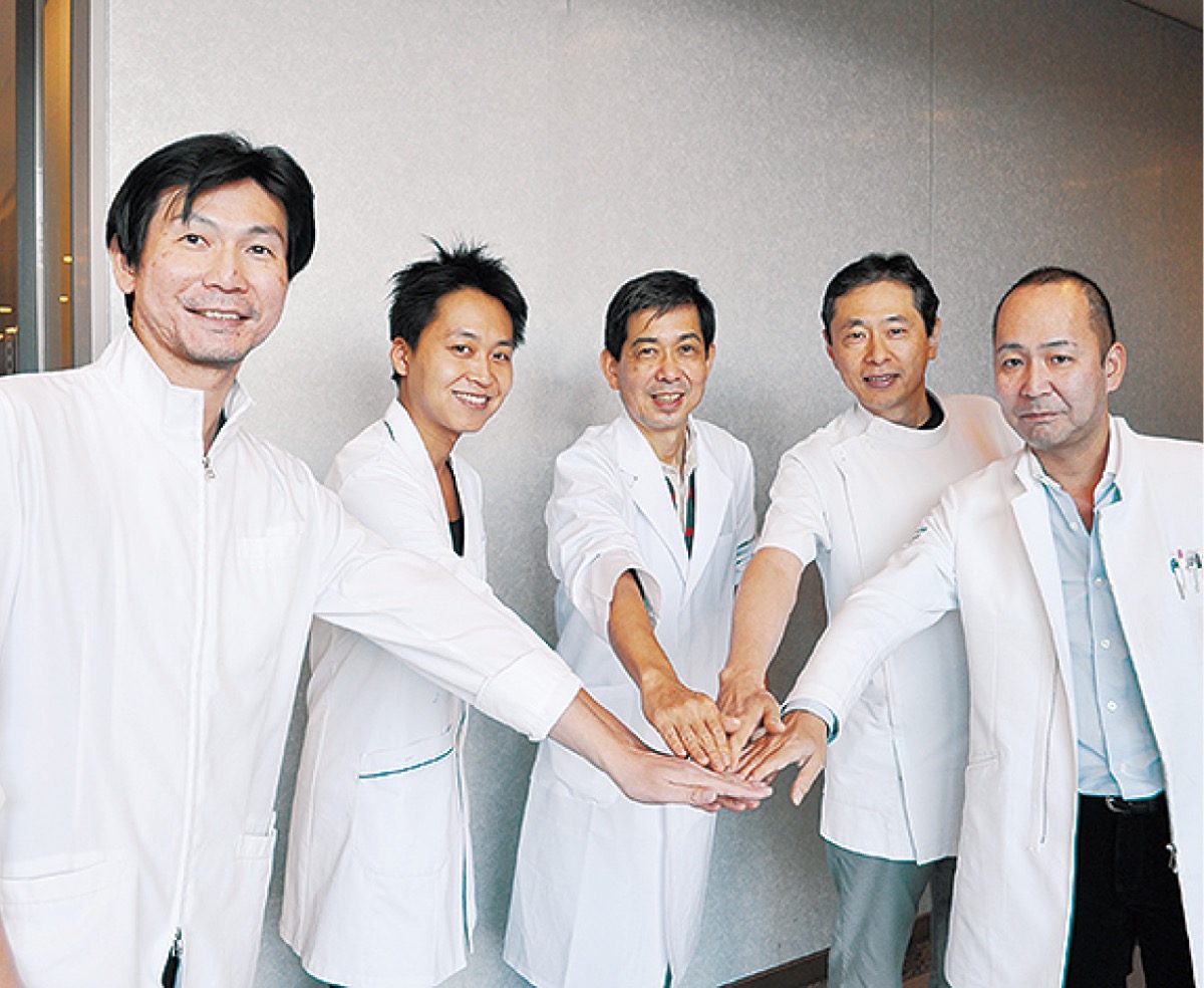和やかに手を取り合う5院長