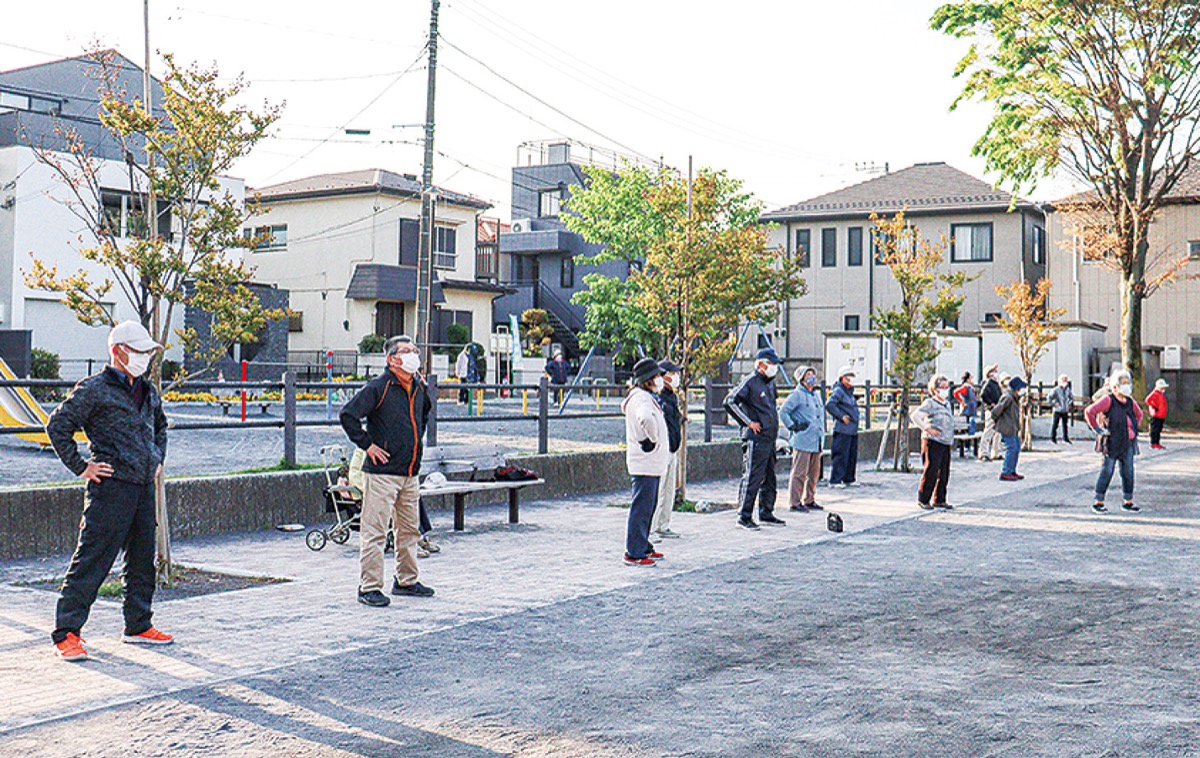 ラジオ体操をする地域住民