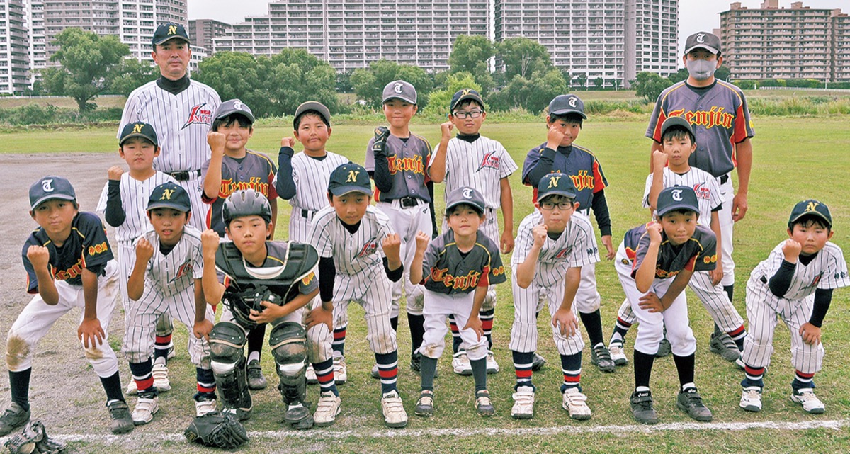 試合前に気合いを入れる選手ら