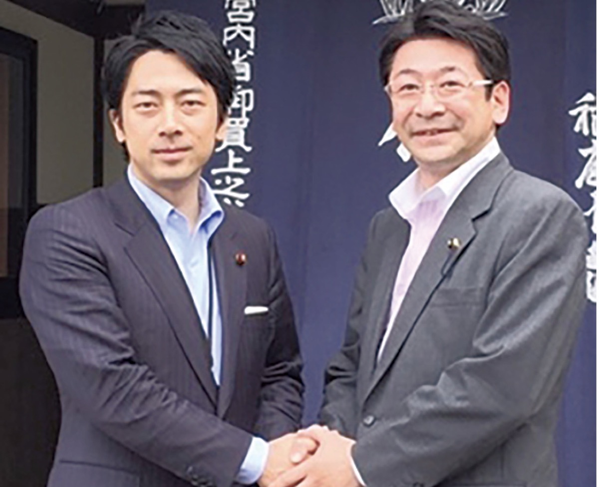 大臣と取り組みを誓う川本