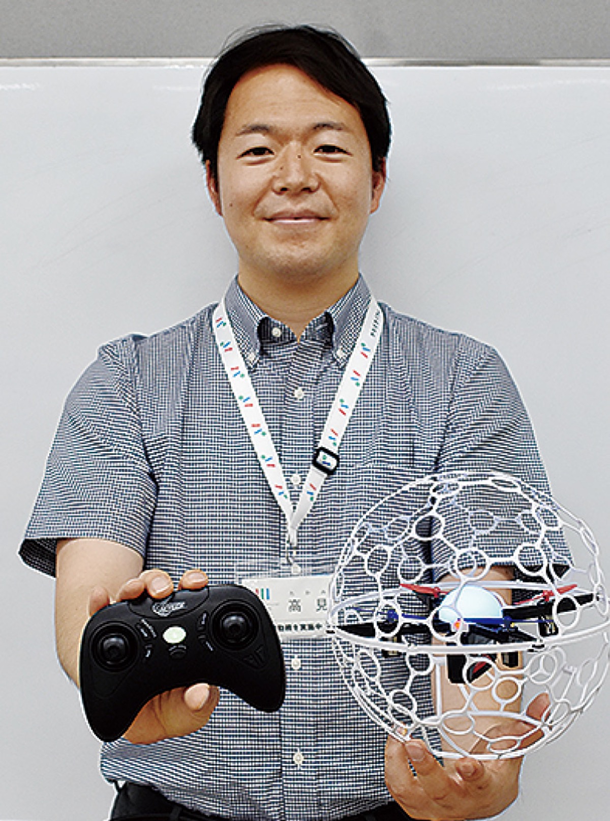 ドローンを手に参加を呼びかける区の担当者