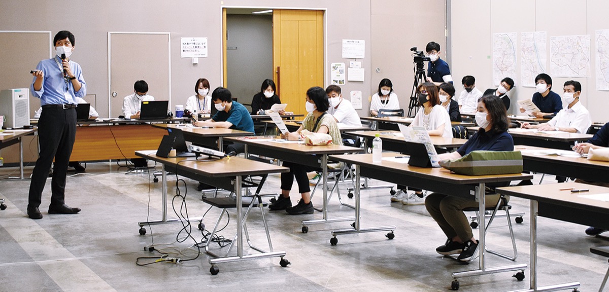 会場で説明を聞く参加者