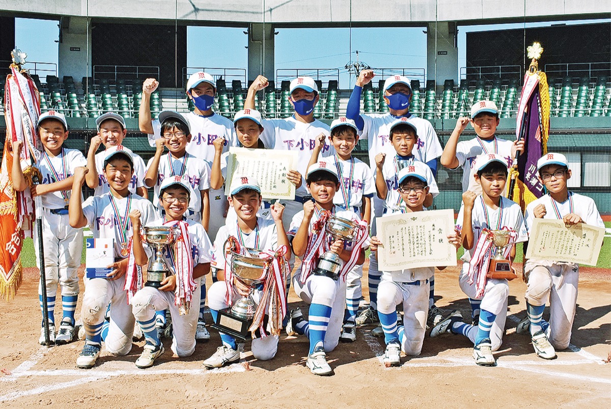 優勝を喜ぶ下小田中第一武蔵野球部のメンバーら
