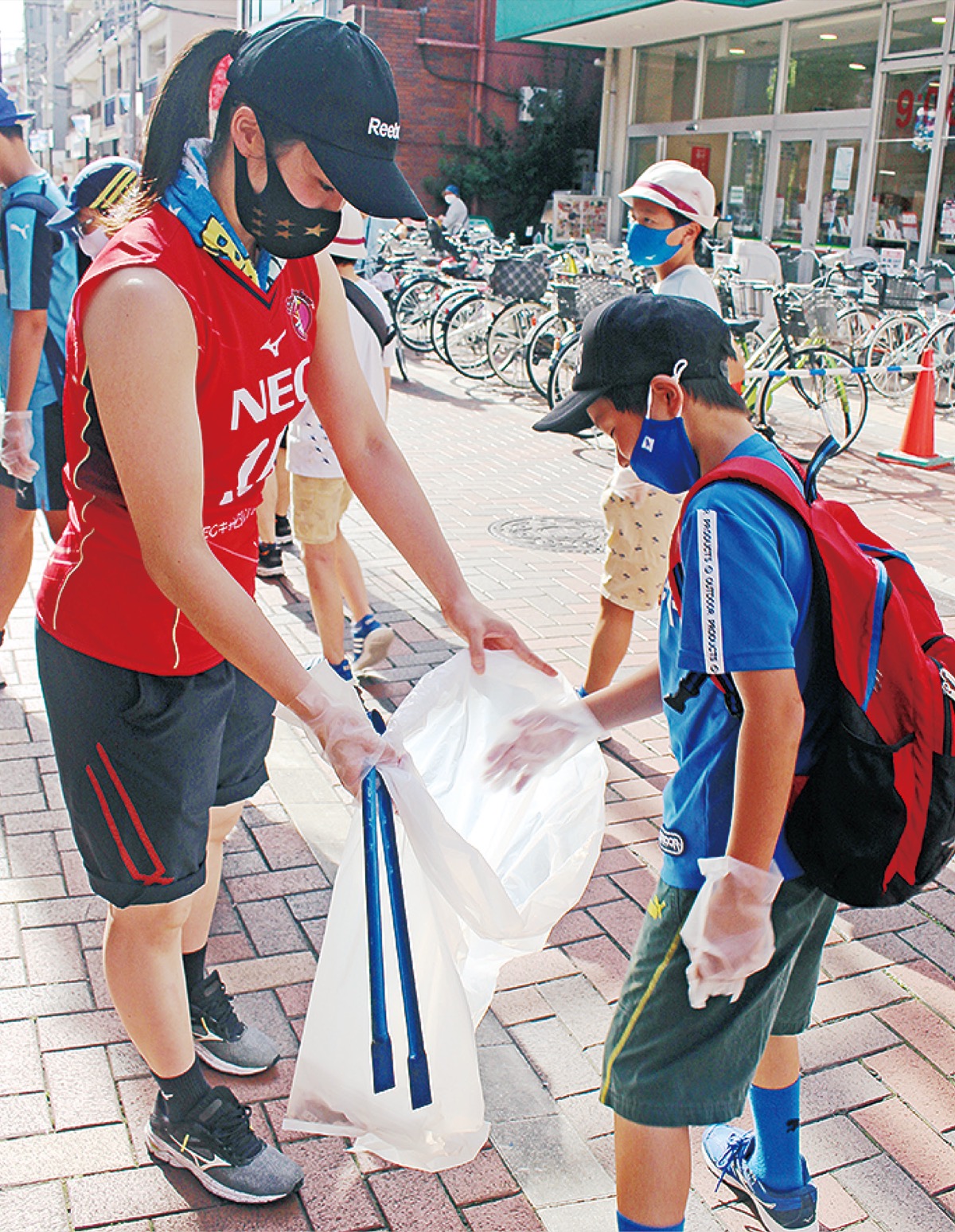 児童と商店街を清掃