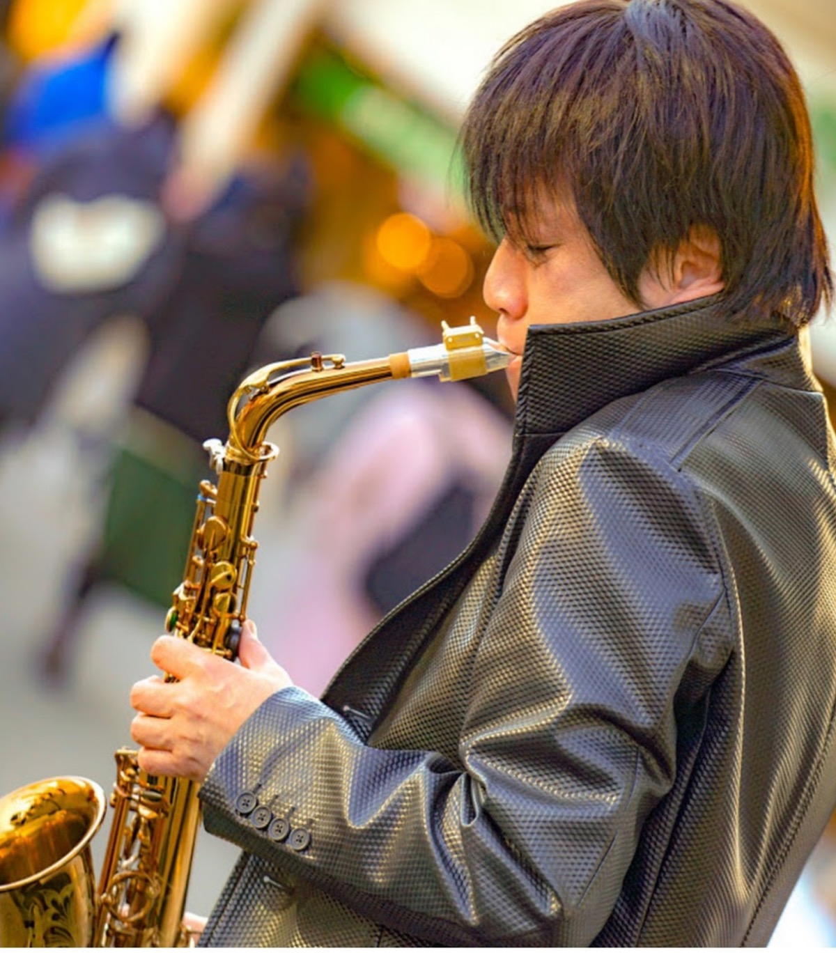 演奏する中村健佐さん