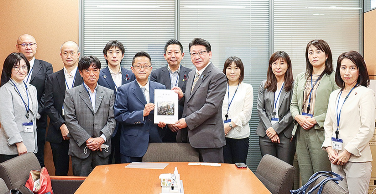 文科省を訪問したＰＴＡ役員や県市議ら