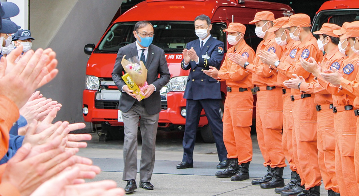 署員らに見送られる藁科社長