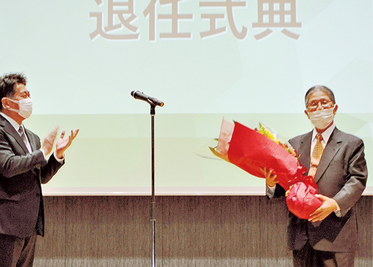 市長から花束を受け取る藤嶋氏（右）