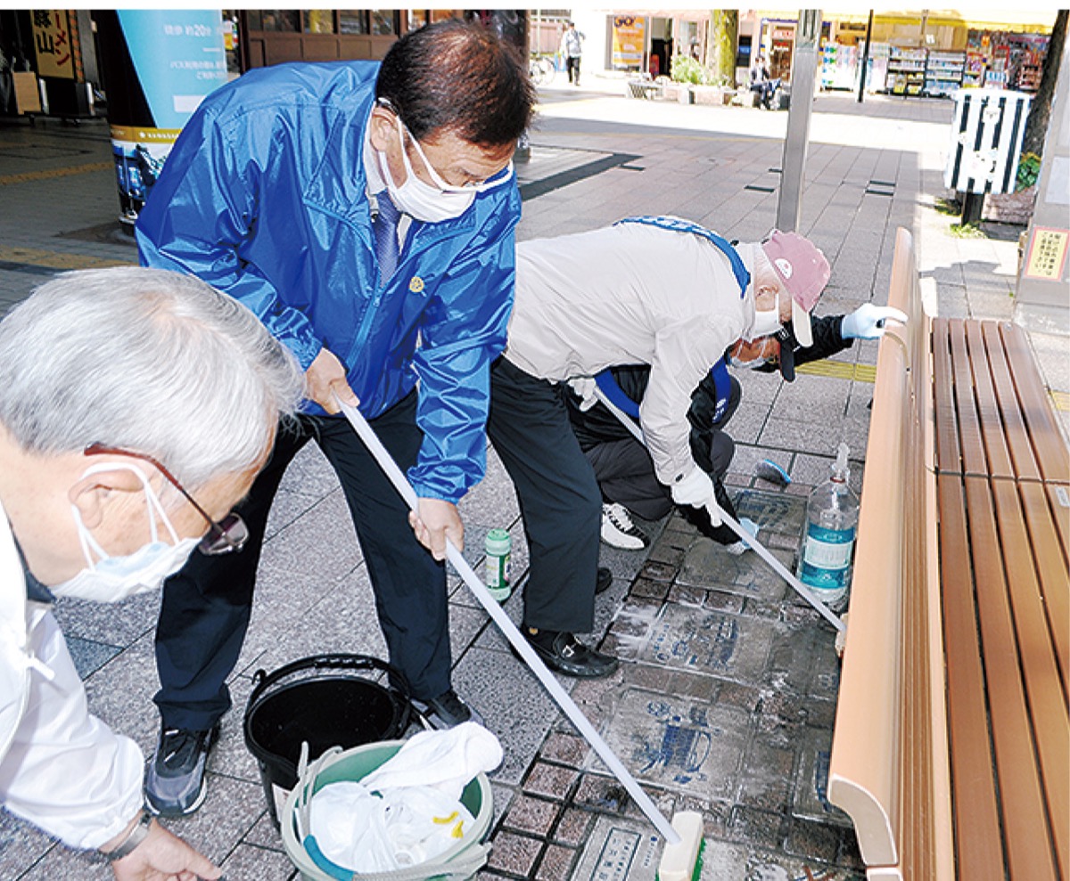 小杉駅前 舗道を清掃