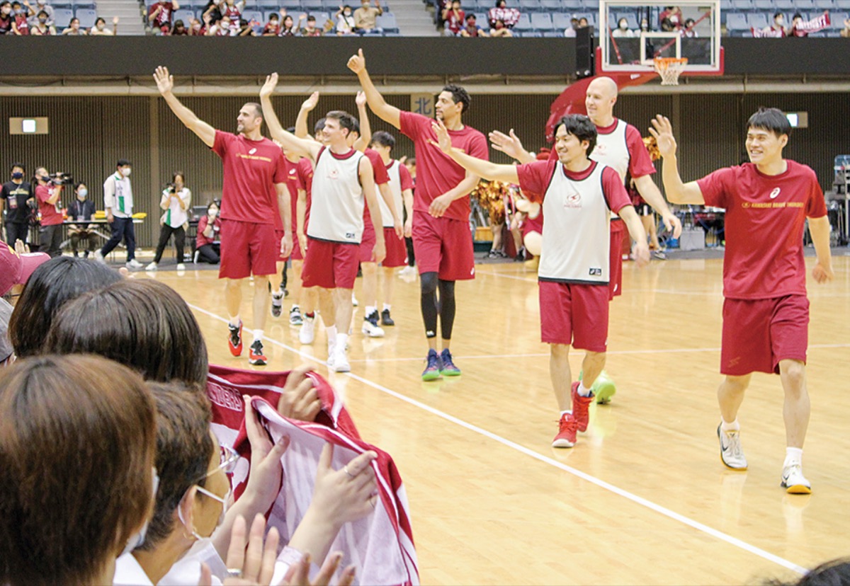 会場に向け手を振る選手ら＝４日