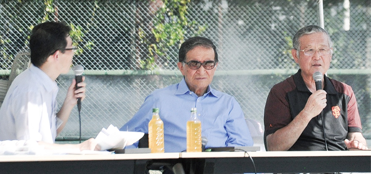 思い出話に花を咲かせる村上さんと佐々木さん（右から）