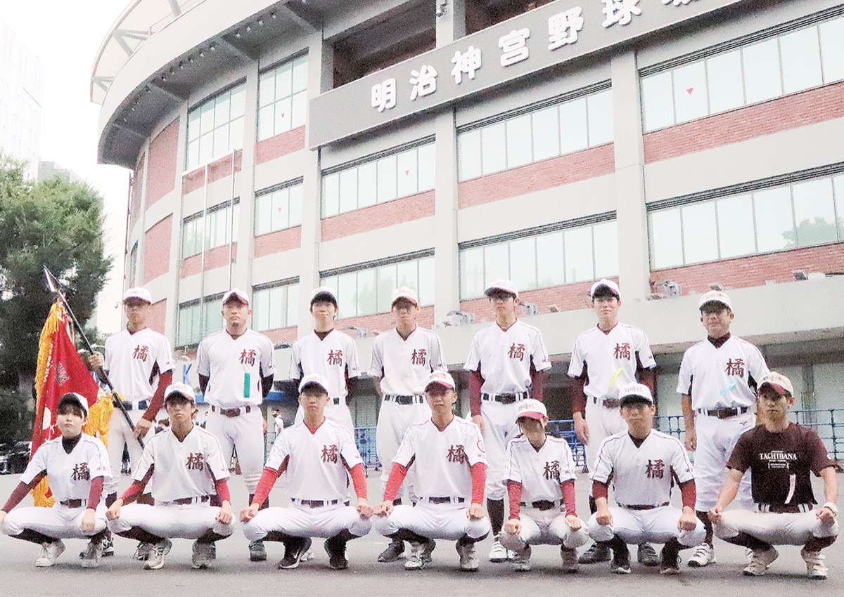 明治神宮球場の前で並ぶ選手ら＝提供