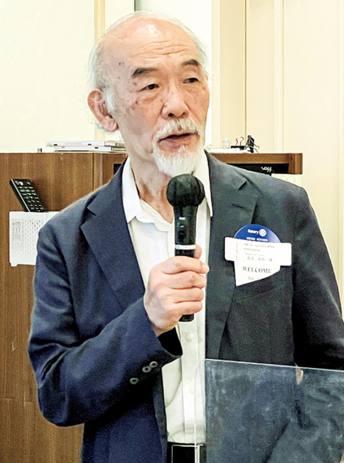 卓話で講演する南塚氏