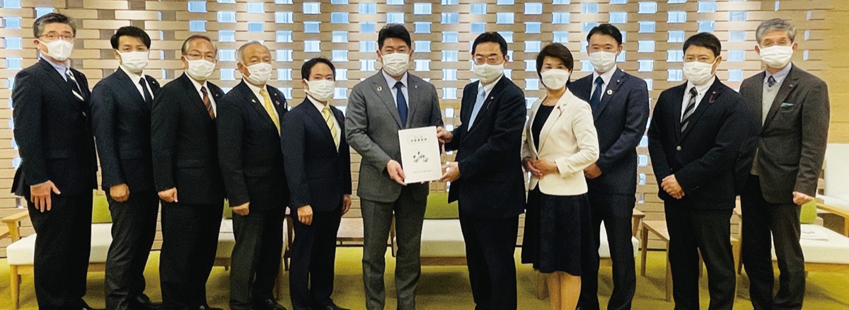 2021.11小児医療費助成制度の拡充を求める予算要望書を市長に提出