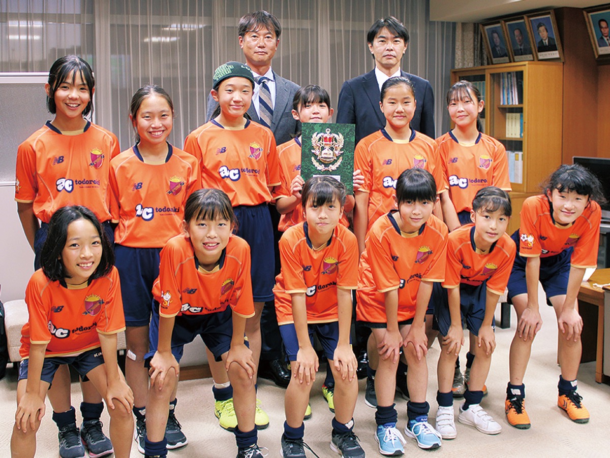 優勝報告で川崎市議会を訪問した選手ら