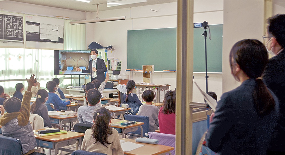 他校の教員が見学する中行われた授業