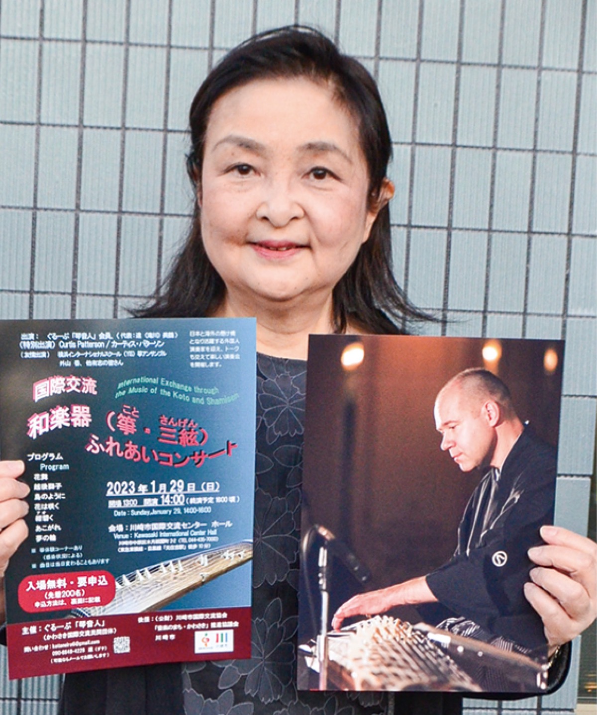 パターソンさんの写真を手にする達さん