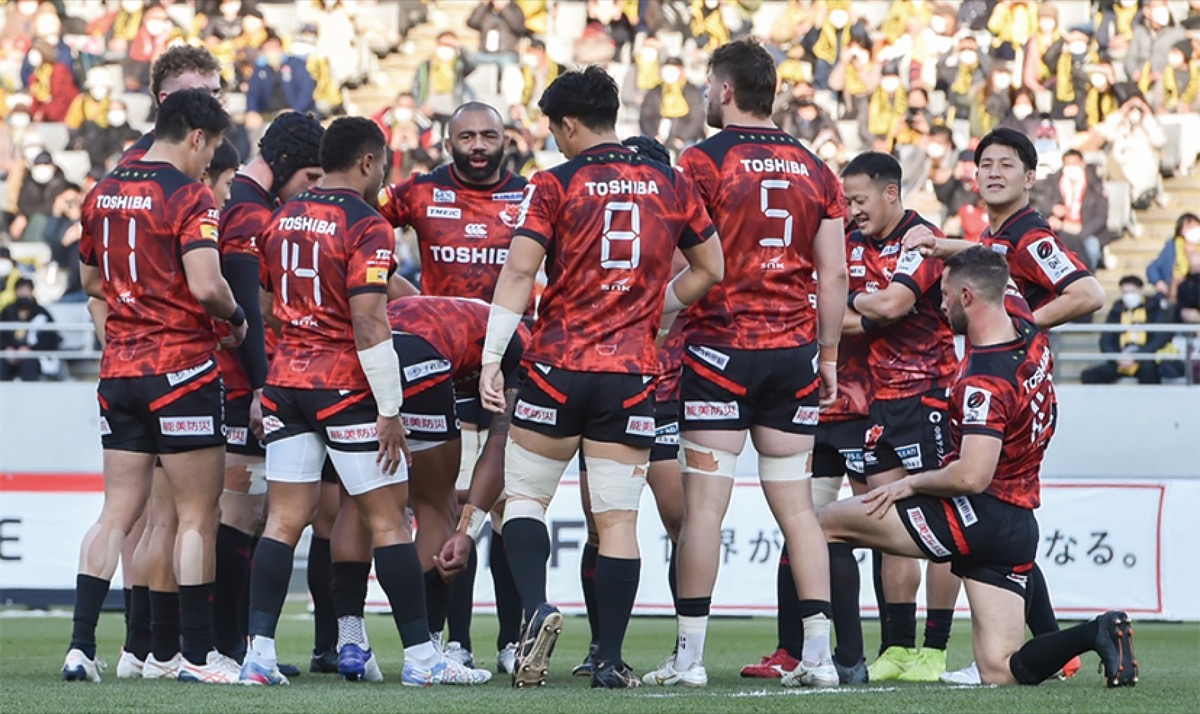 円陣を組む東芝の選手=東芝ブレイブルーパス東京提供
