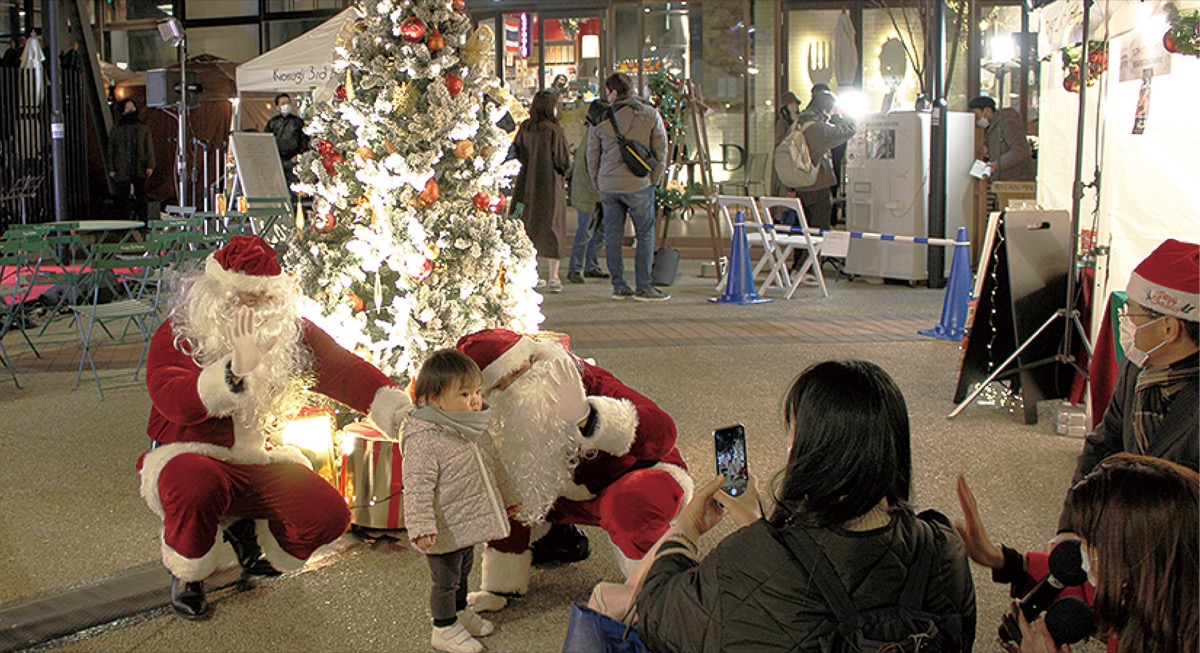 サンタ登場、親子ら喜ぶ