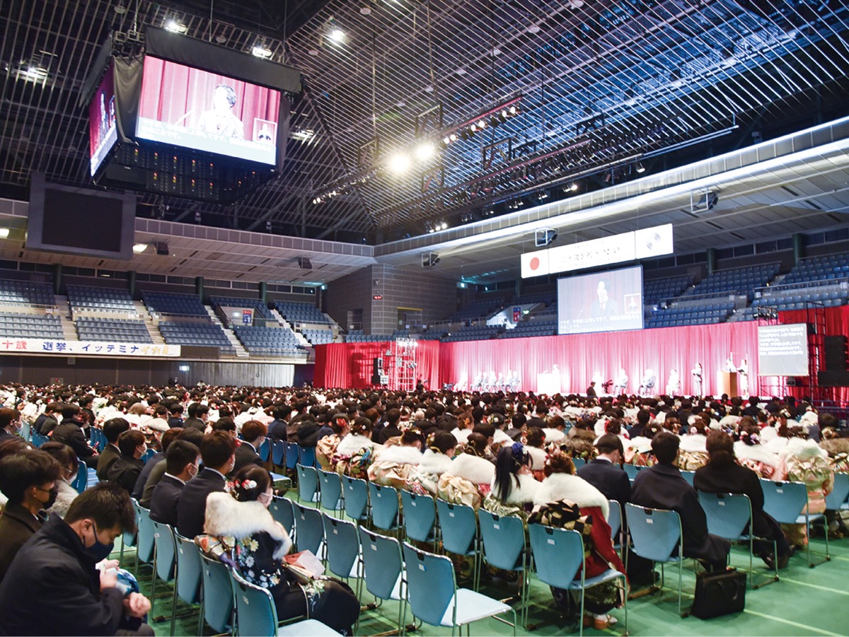 会場のとどろきアリーナに集う二十歳を祝うつどいの参加者ら