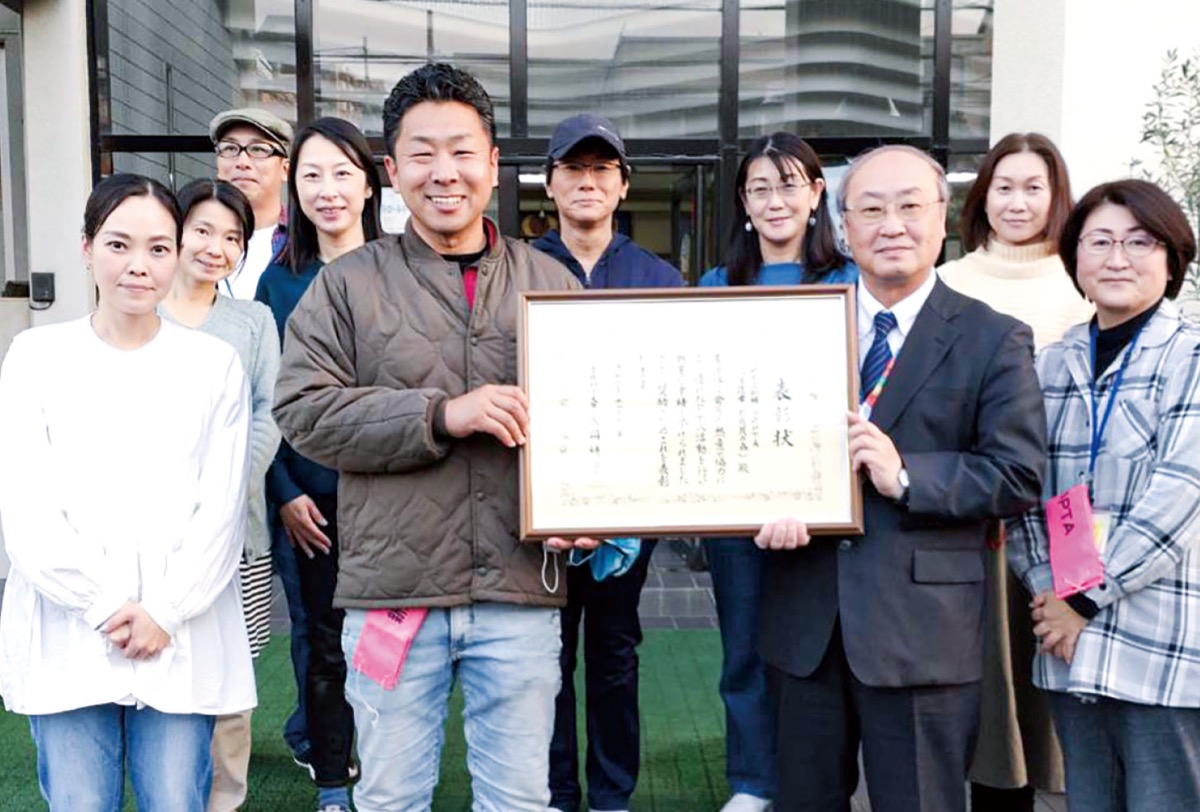 表彰状を手にする役員ら