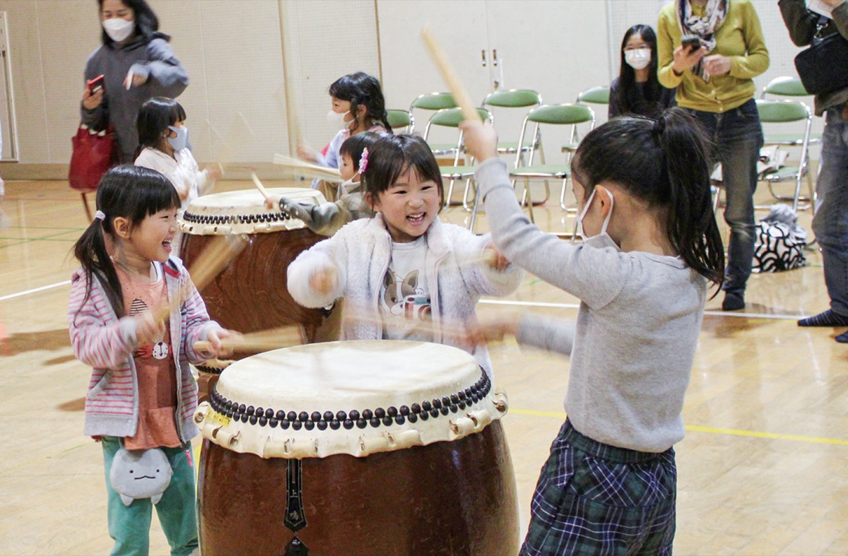 和太鼓を打つ児童ら