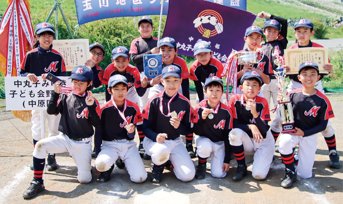 勝利を喜ぶメンバーら