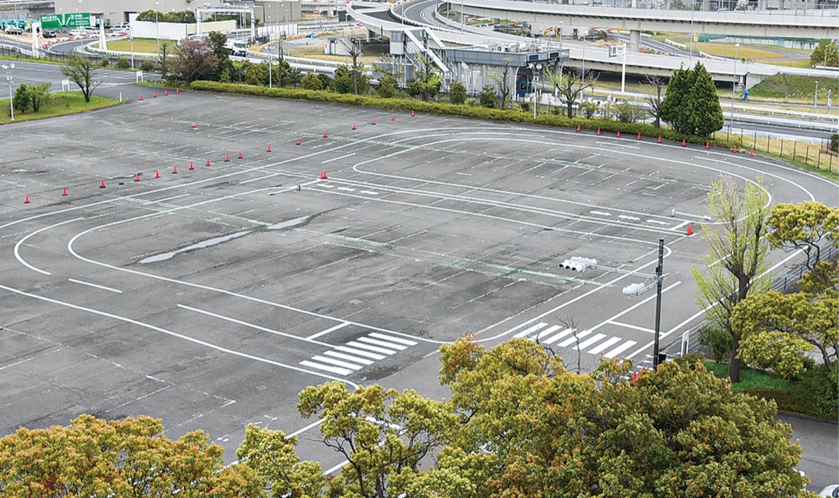 祈祷殿の敷地内に整備された運転コース