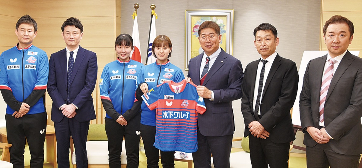 木下アビエルの関係者と福田市長(右から３番目）