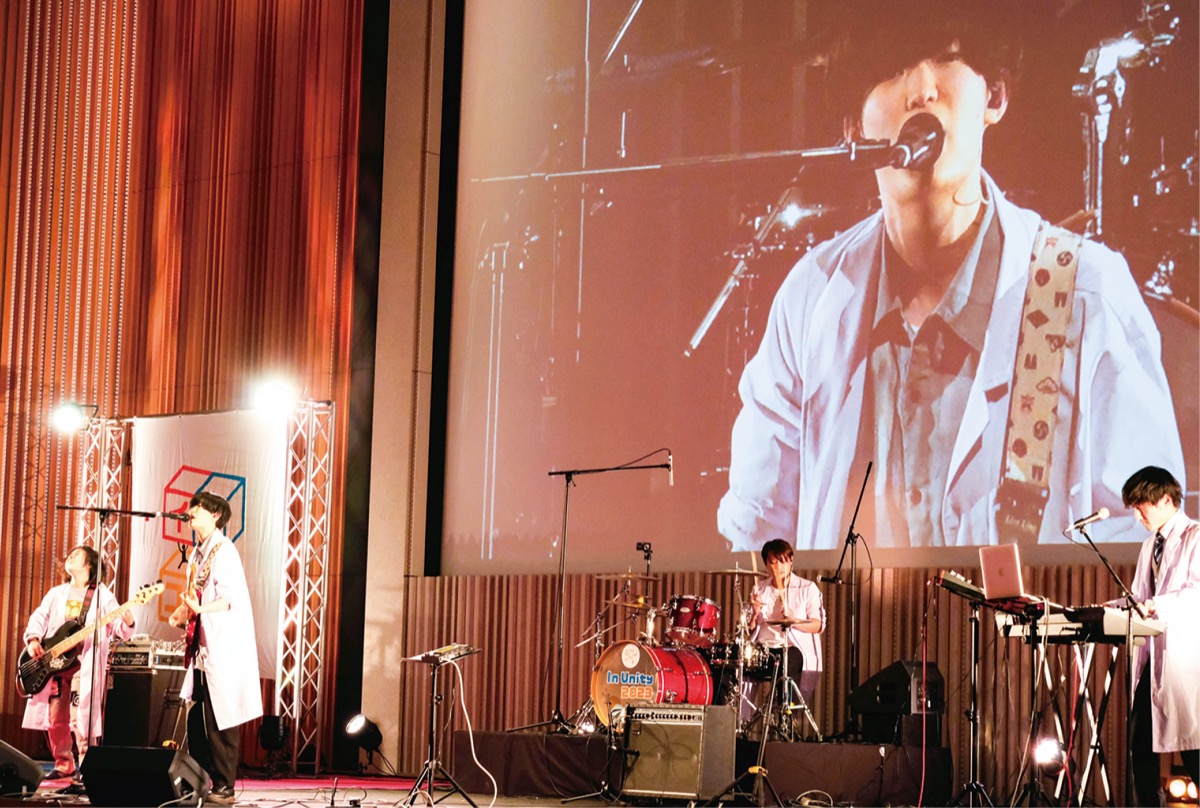 演奏する学生バンド＝昨年