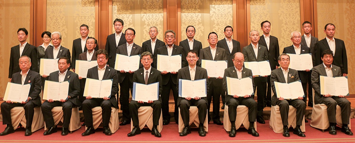 県内12のＪＡ代表理事組合長らが列席した調印式
