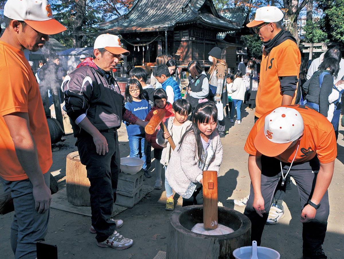山王町一丁目子ども会 伝統の餅つき、威勢よく 親子ら200人以上が参加 | 中原区 | タウンニュース