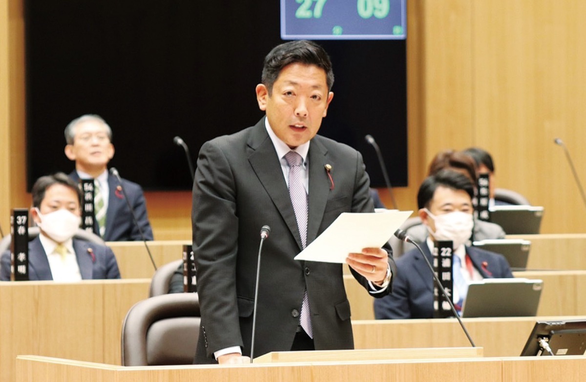 議会で質問に立つ原
