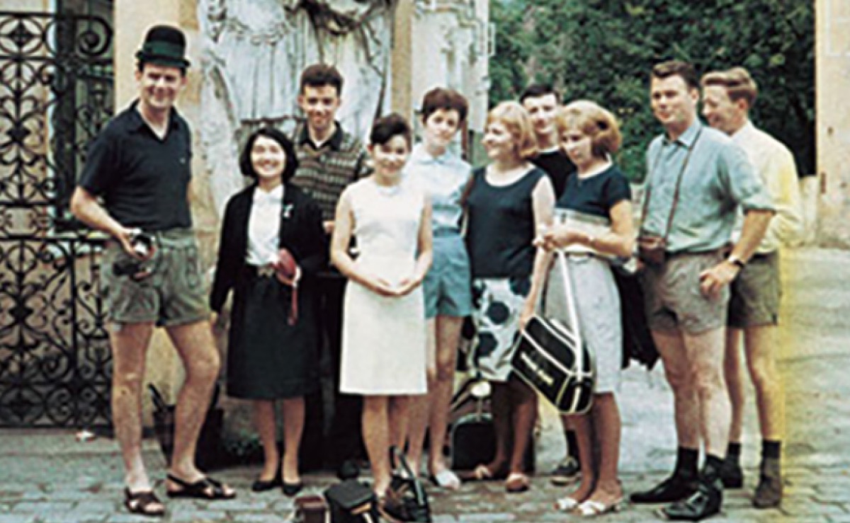 1966年、ウイーンにて。交換学生として渡欧。写真左から４人目が垣内さん。