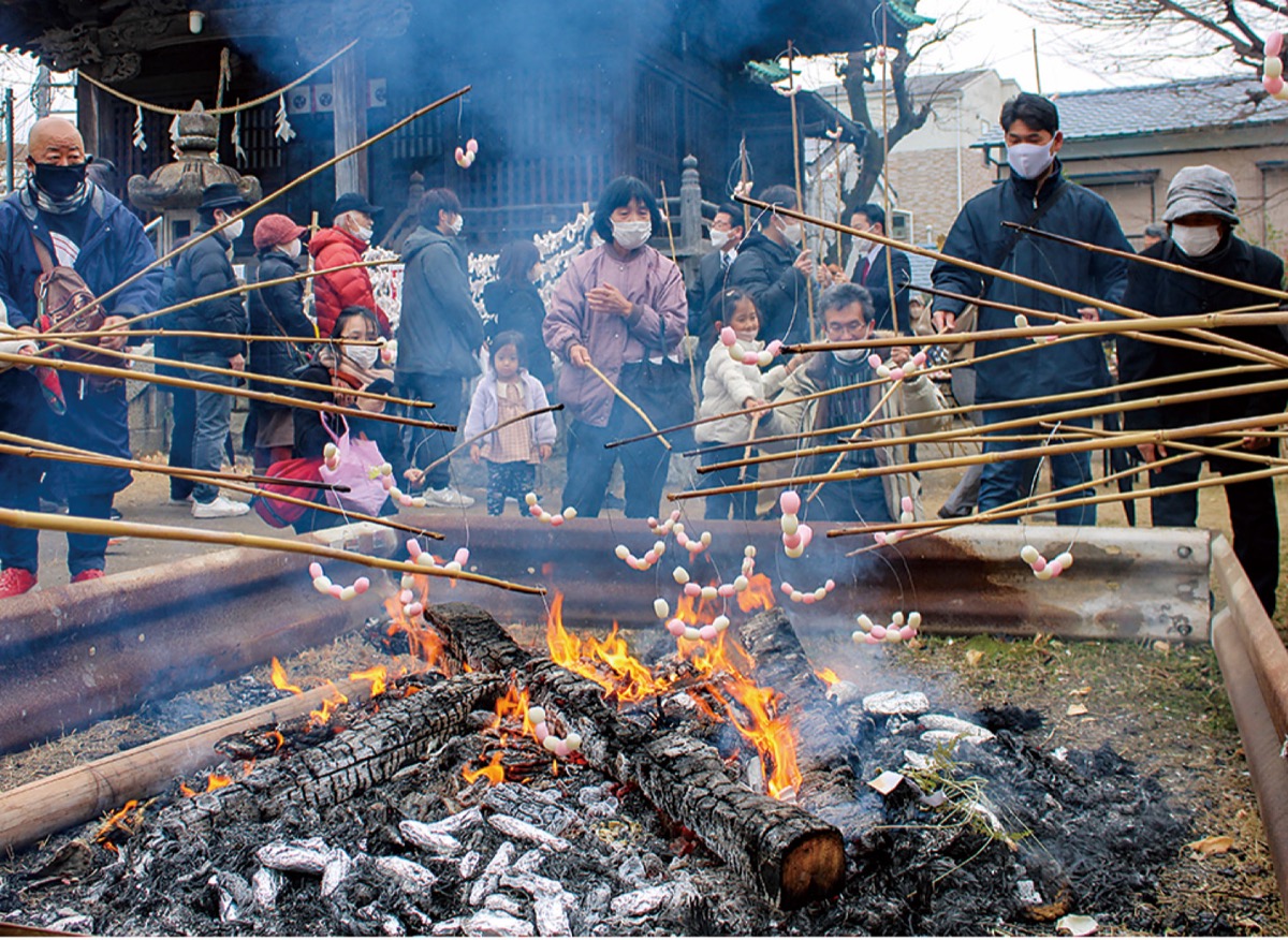 八幡神社のどんど焼き＝昨年