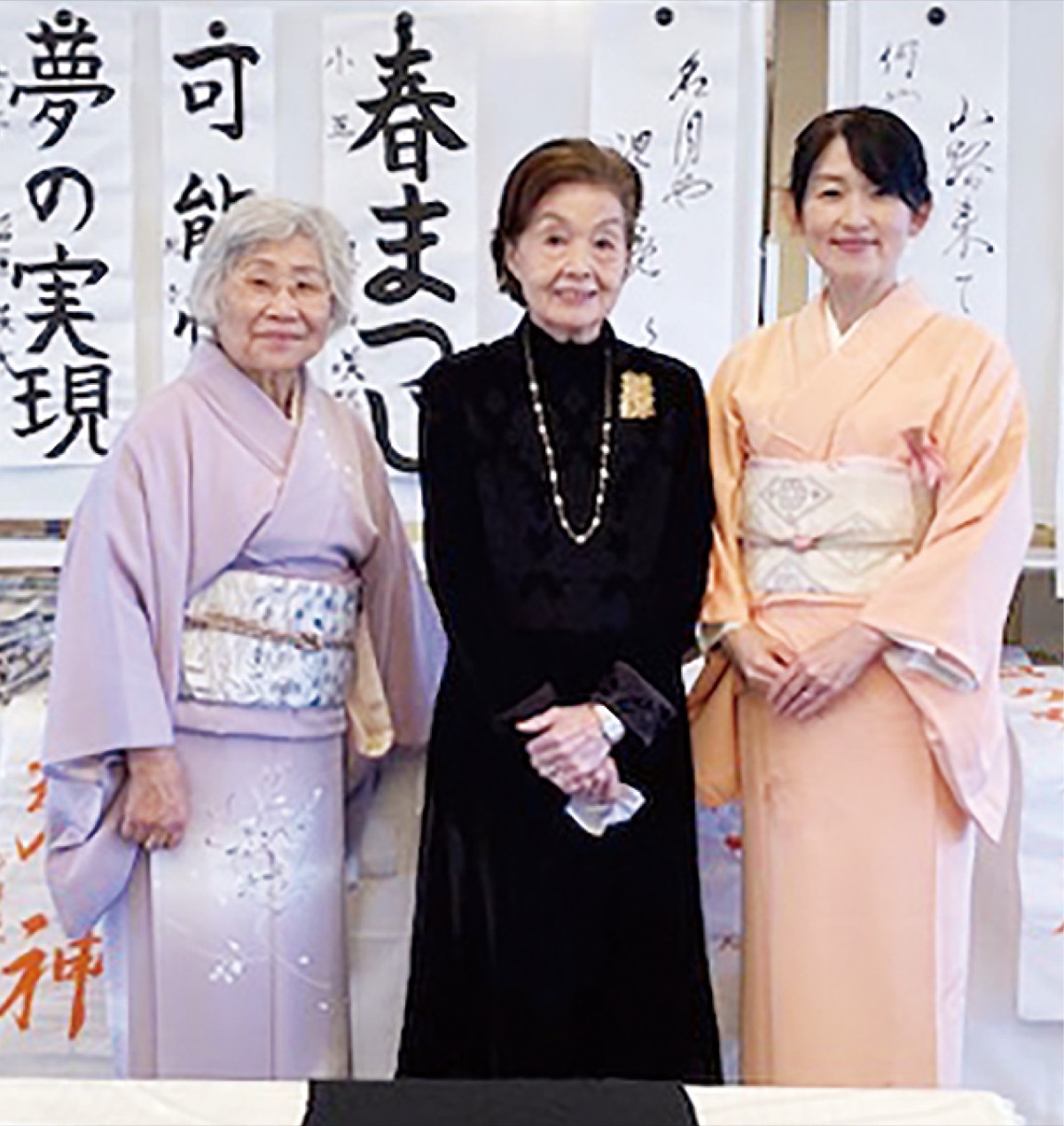 書を指導した阿部さん(中央)ら