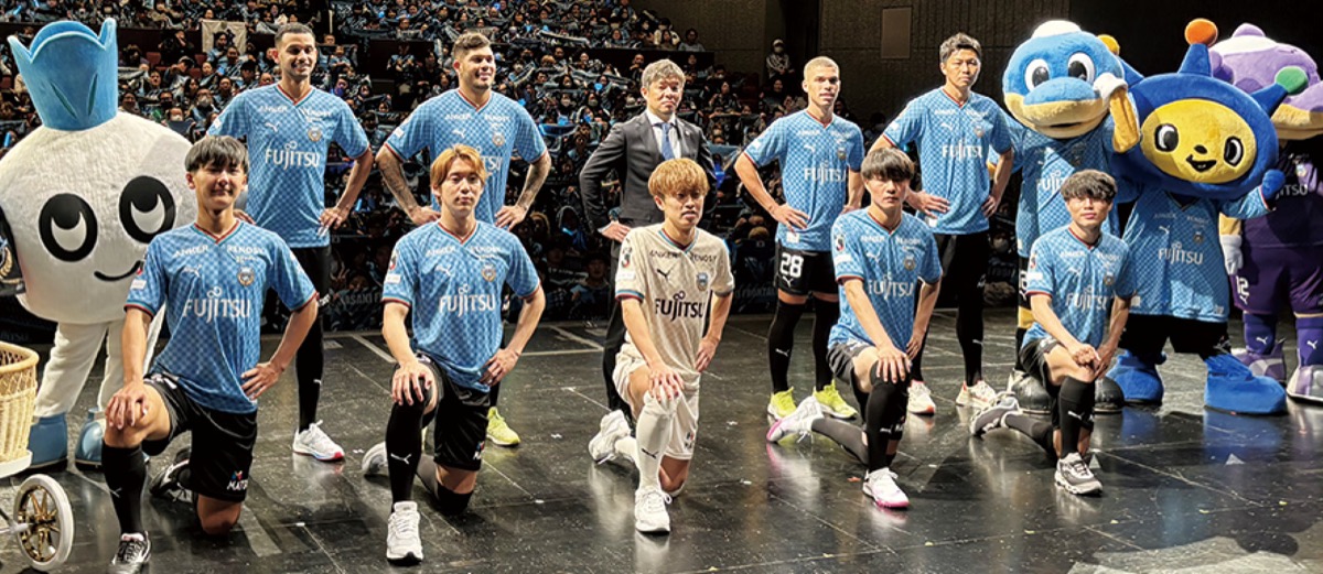 詰めかけたサポーターとともに写る選手ら