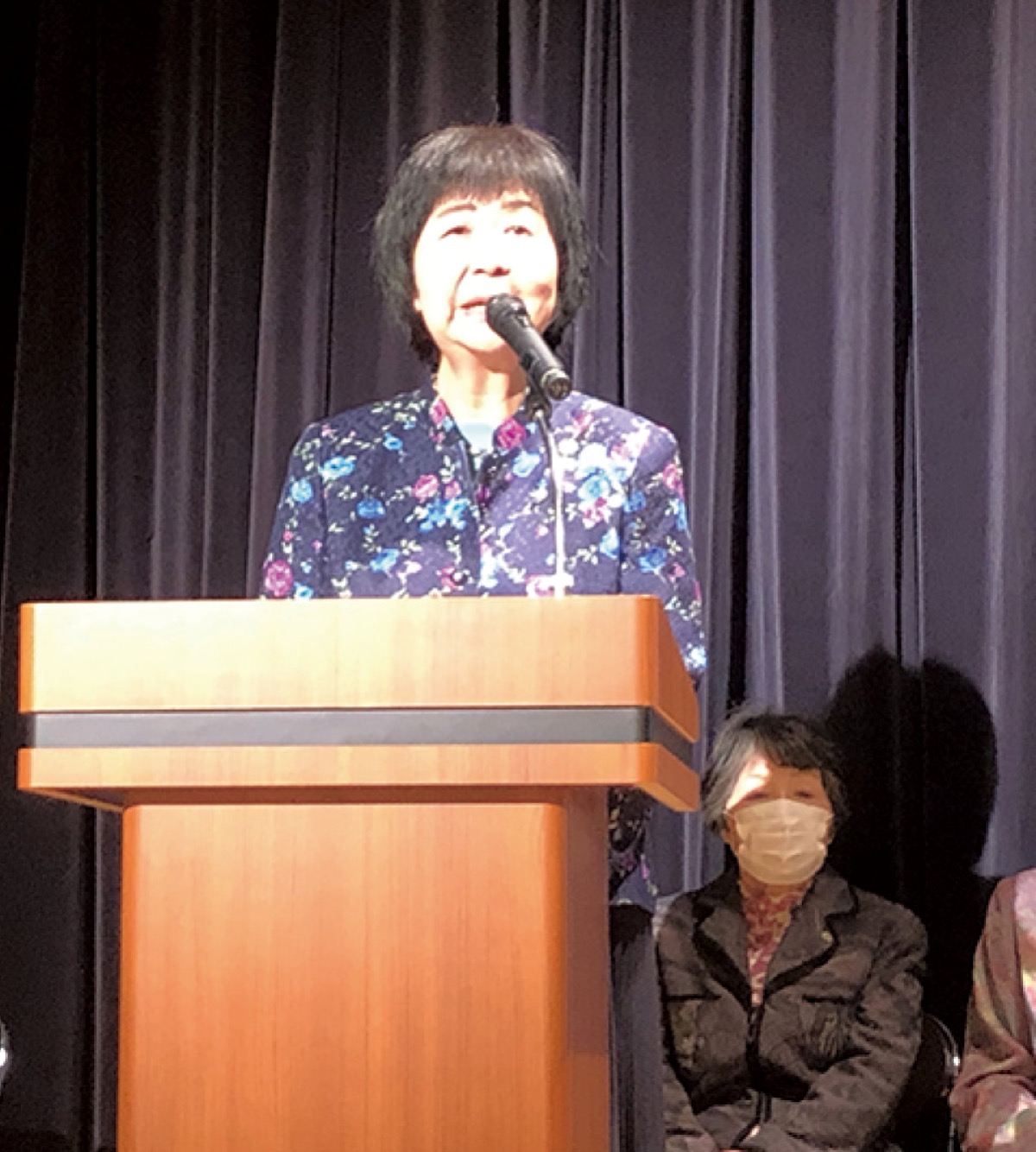 あいさつする田邉会長