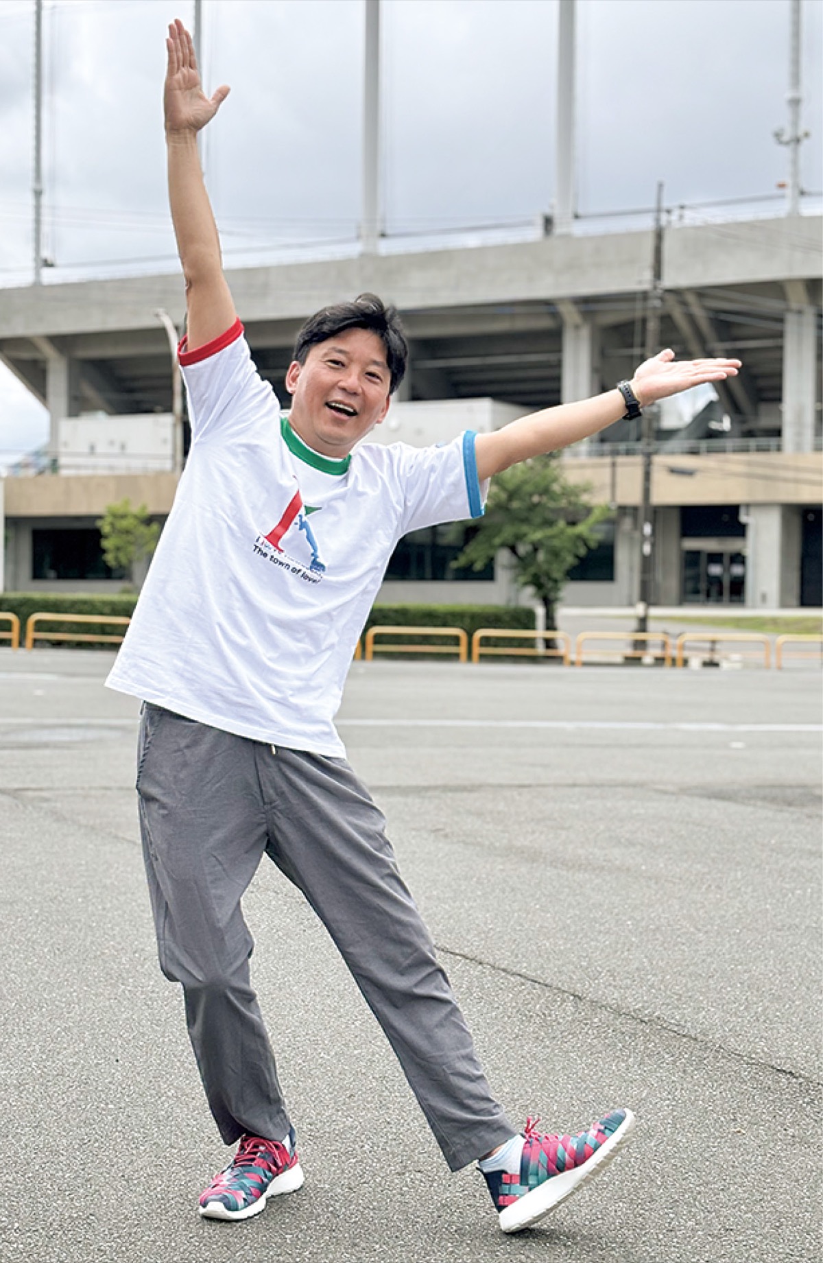 等々力球場前で川崎の｢Ｋ｣のポーズをとる天野さん