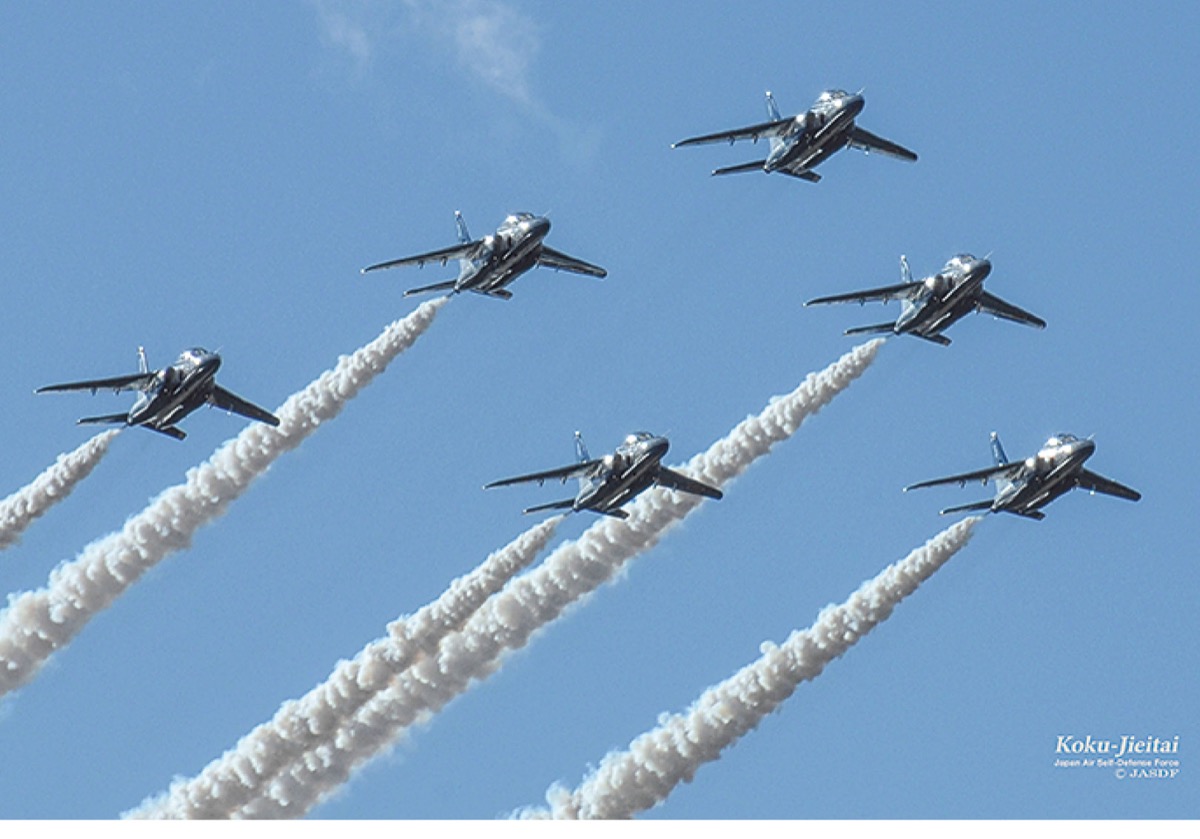 中原区上空を飛行するブルーインパルス＝市提供