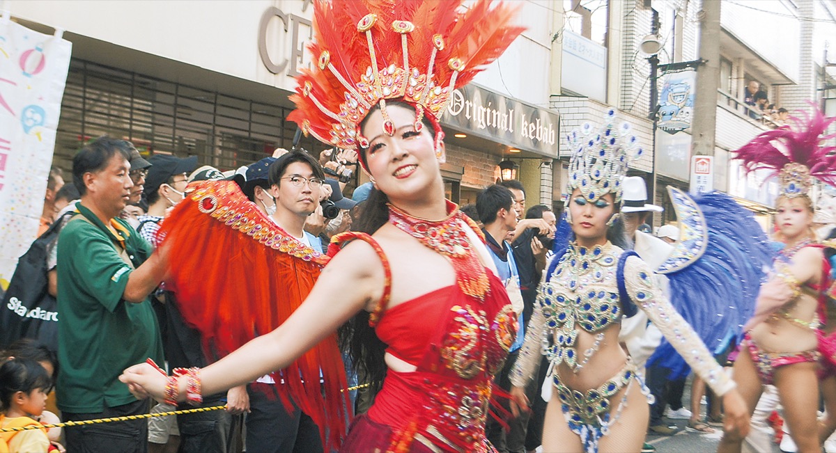 サンバパレードに観衆沸く