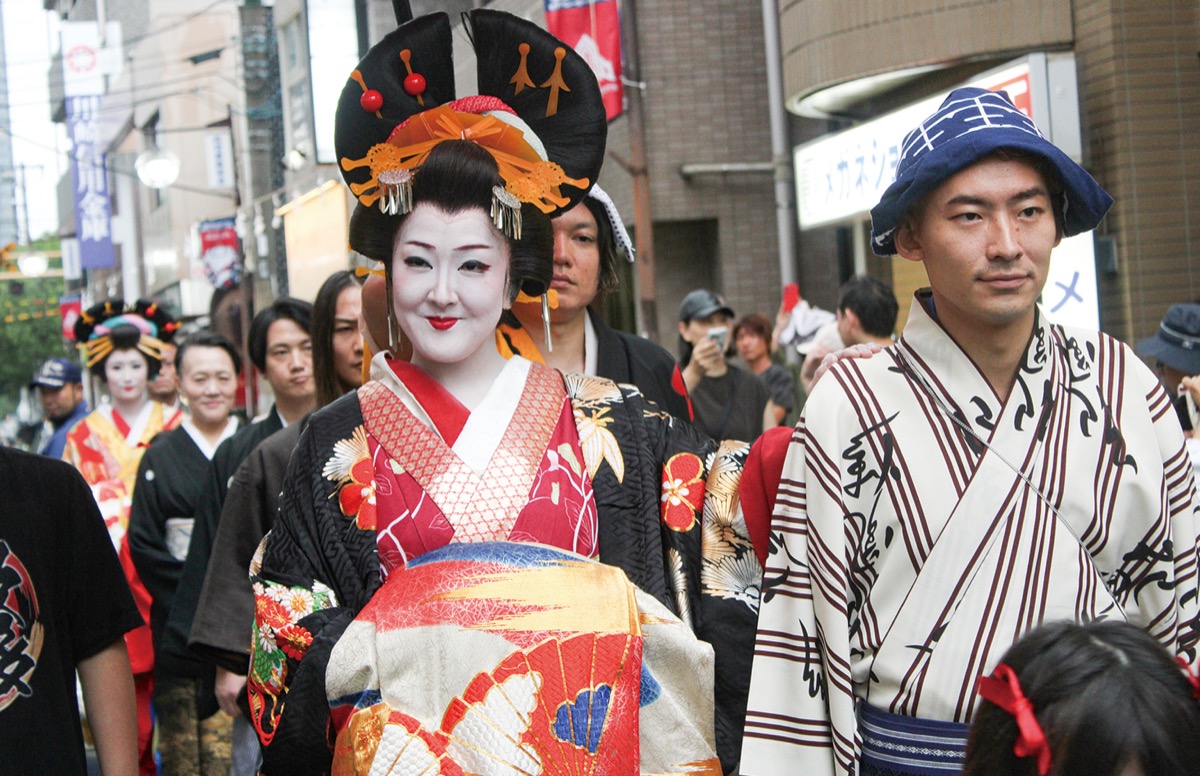 花魁道中、商店街練り歩く