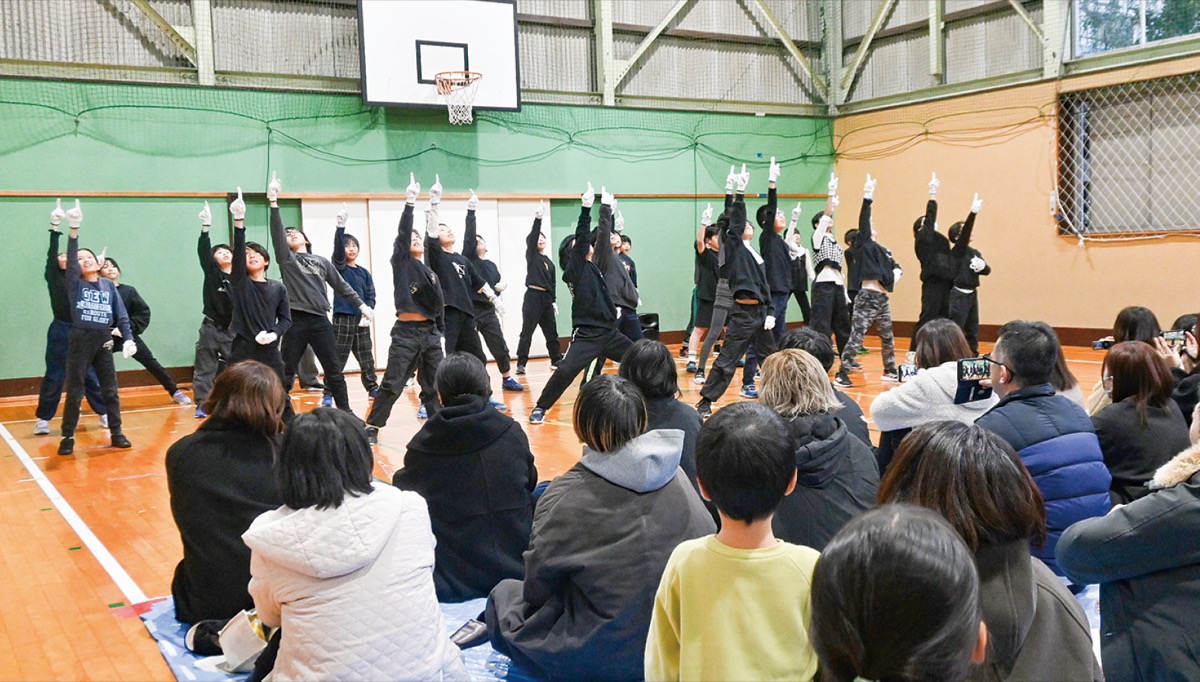 ダンス、劇で会場魅了