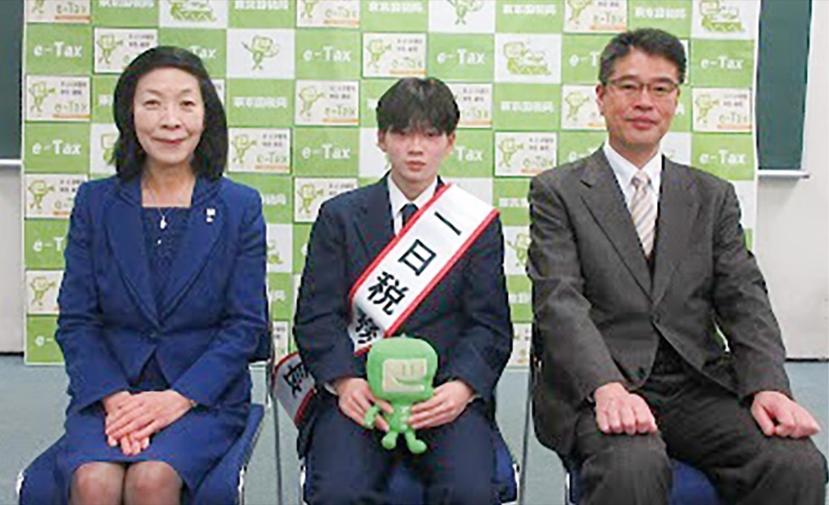 中学生が一日税務署長に
