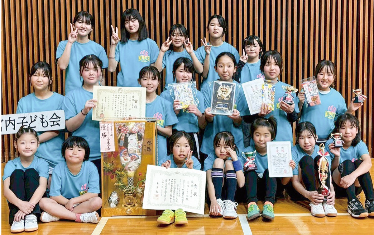 羽根つき大会に221人