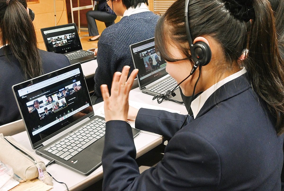 ＰＣ越しに会話する生徒