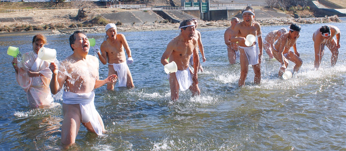 多摩川で｢どっこいせー｣ (写真1)