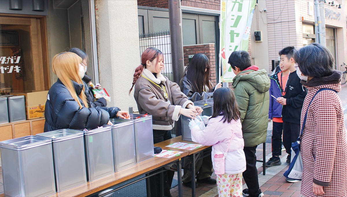 整理券を手に菓子をもらう参加者ら